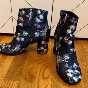 Urban Outfitters Women’s 10 Blue floral Jacquard Round Chunky Heal Booties Boots